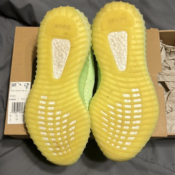 Yeezy Glow Boost 350 V2 - Picture 2 of 6